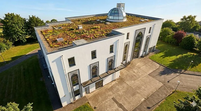 Vue aérienne de la future mosquée avec sa coupole vitrée